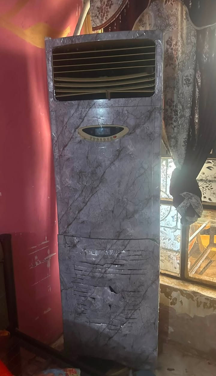 سبلت للبيع 3 طن مال باله يشتغل  ثلج وره  نص ساعه  يطلع حرف E5   سعره مناسب 350 
***********
