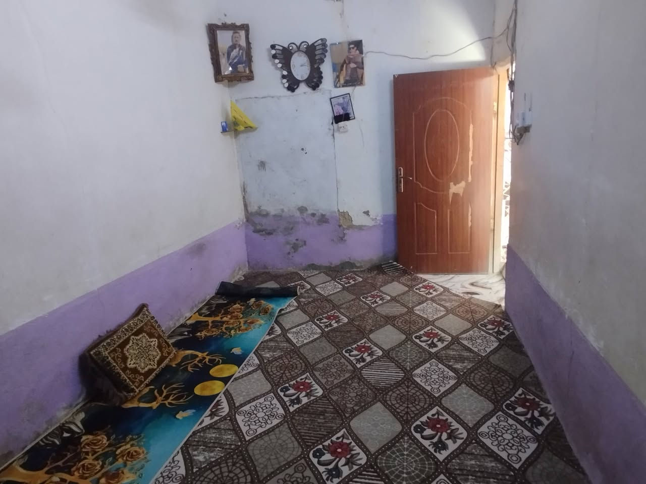 رقم الهاتف ***********
الدار للبيع مساحه خمسه وسبعين ارضيه بورسلين من عده الغرفه بي غرفتين وحده فوك وجوه واستقبال سته ب٣ومطبخ ٤ب٣  السعر 15وبي مجال لشراي المكان علوه الفحل مقابيل معمل الموز
