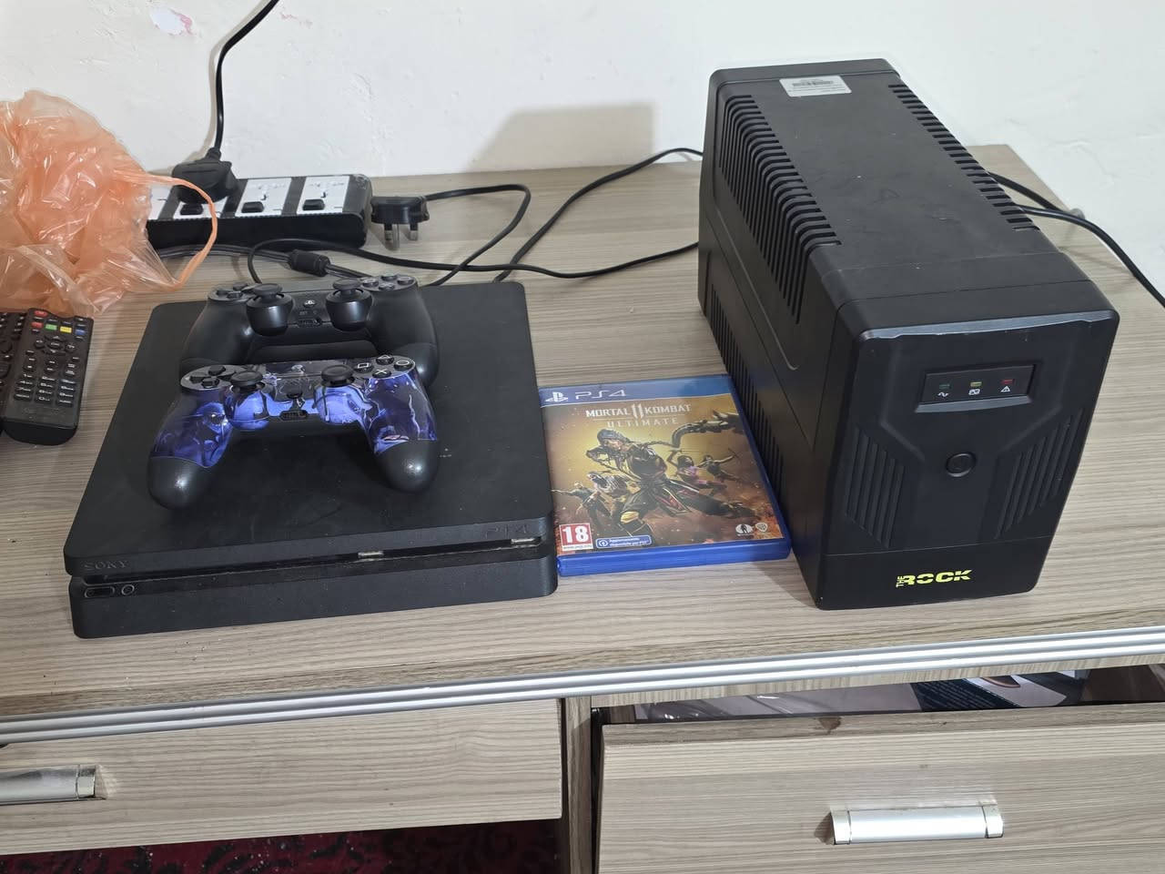 بلي ستيشن فور سلم للبيع نضيف يدتين وقرص مورتال كومبات معا البلي و يو اس بي للبيع ب 250 الف مكاني زعفرانية رقمي *********** واتساب
