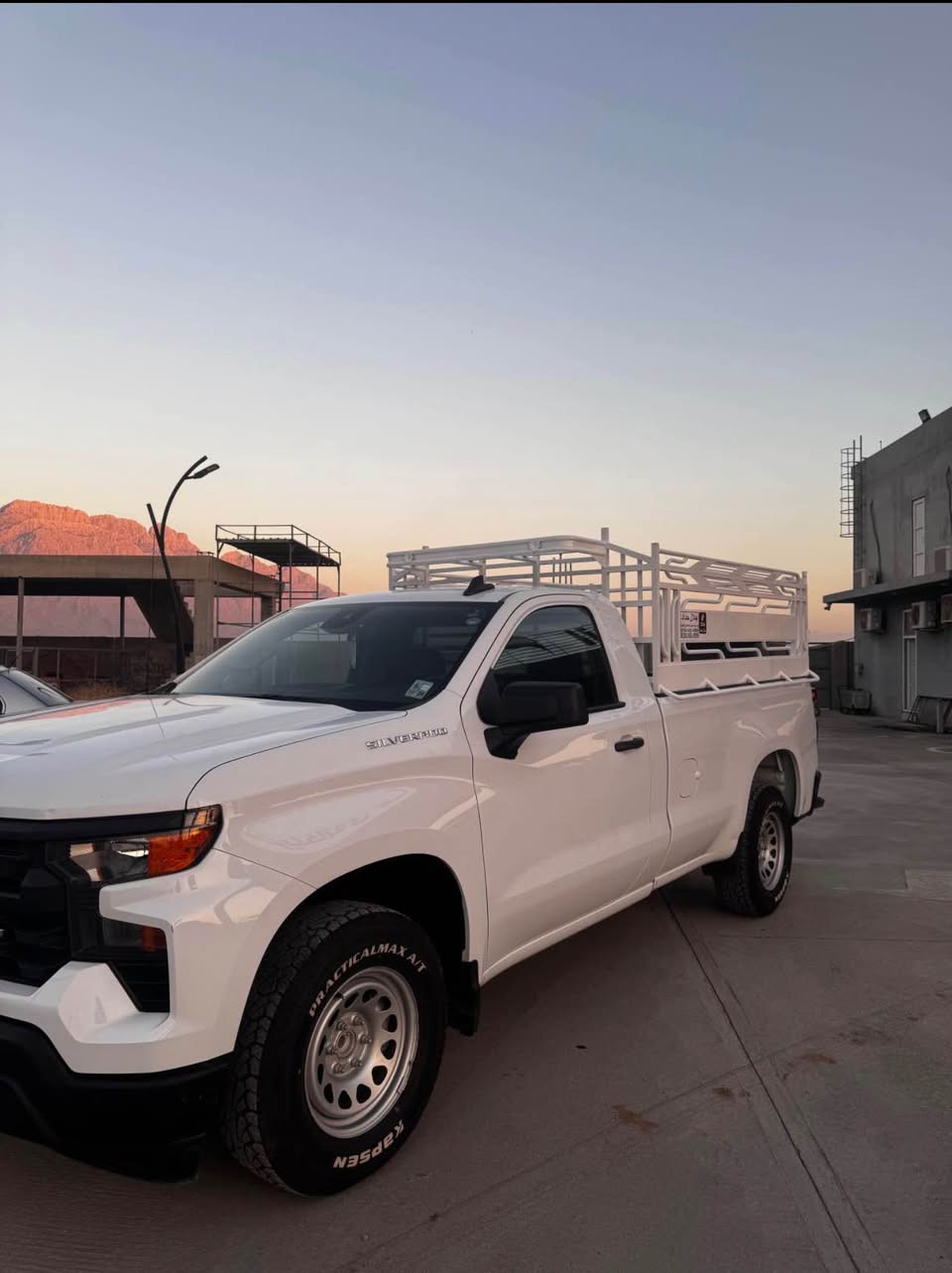 Chvarlet silverado 2022 
پشت و پێش کەپس 
گێر ئۆتۆماتیک و عادی بەصمە و شەغال 
یەک دەرگا و چالمغی پێشەوە بۆیاغە 
بێ ناو بەشەرت 
سەیارەکە یەک دەست بووە لە کوردستان ماڵی دۆستە 
بێ کەموکوڕی بێ تەقە و ڕەقە مەکینە ٢٧٠٠سس ، ٤ پستۆنی تۆربۆ 
نرخ ١٨٣ 
شوێن ڕانییە 
ژ. *********** رانية, السليمانية
