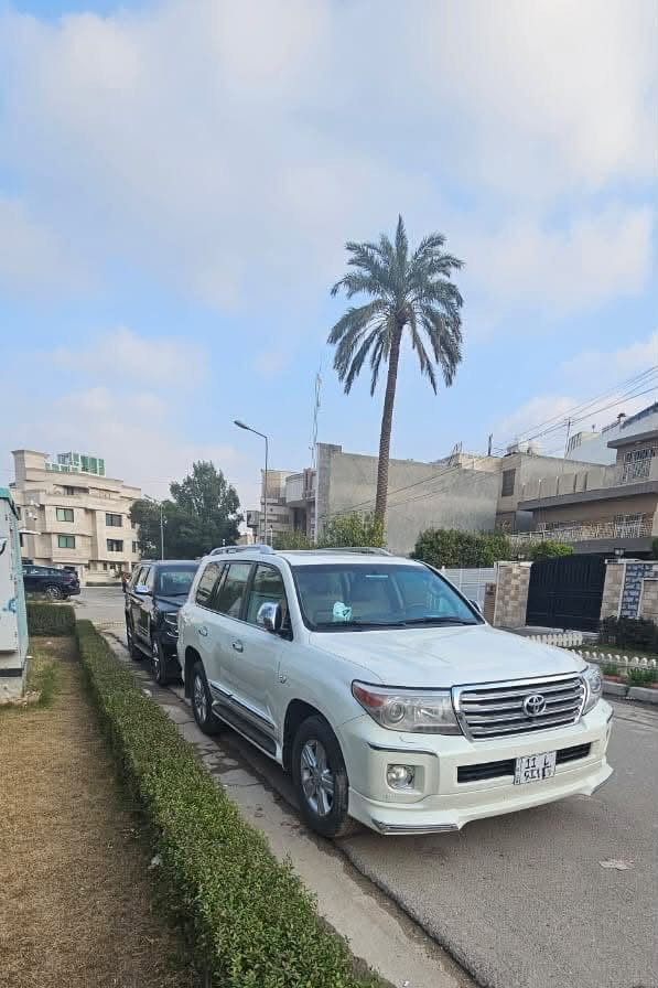 من رخصة الادمنية
لاندكروز 2012 VXR بريمي 

تويوتا لاندكروزر VXR 2012 (وارد البريمي)
المواصفات العامة:
 الموديل: 2012
 الفئة: VXR (فل كامل - أعلى فئة)
 الوارد: البريمي (بهوان)
 المحرك: 8 سلندر (V8) بسعة 5.7 لتر (المحرك الكبير)
 ناقل الحركة: أوتوماتيك 6 سرعات مع خاصية التبديل اليدوي (تبترونك)
 نظام الدفع: دفع رباعي مستمر (4x4) مع دبل خفيف وثقيل ونظام زحف (Crawl Control)
🌟 أبرز المواصفات الخارجية:
 فتحة سقف كهربائية.
 أنوار أمامية زينون (HID) مع غسيل للأنوار.
 إضاءة نهارية LED وكشافات ضباب.
 جنوط ألومنيوم مقاس 18 إنش.
 خطوط هيكل جانبية (خطوط البريمي المميزة).
 جناح خلفي وسلة علوية (حنايا عفش).
 عتبات جانبية مضيئة.
 حساسات أمامية وخلفية للمساعدة على الوقوف.
🛋️ المواصفات الداخلية والراحة:
 مقاعد جلد فاخرة (تحكم كهربائي لمقعد السائق والراكب).
 شاشة ملاحة (Navigation) أصلية تدعم خرائط الخليج.
 شاشة ترفيهية خلفية (سقف) لركاب المقاعد الخلفية.
 كاميرا خلفية للمساعدة في الرجوع للخلف.
 نظام صوتي فاخر (JBL) مع مشغل CD/DVD وبلوتوث.
 ثلاجة وسطية لتبريد المشروبات.
 تكييف مركزي أمامي وخلفي (تحكم منفصل للركاب).
 نظام تشغيل ذكي (بصمة) ودخول ذكي بدون مفتاح.
🛡️ أنظمة الأمان والسلامة:
 نظام الفرامل المانعة للانغلاق (ABS) ونظام توزيع قوة الفرملة (EBD).
 نظام التحكم في ثبات المركبة (VSC).
 وسائد هوائية (ايرباج) محيطية كاملة (أمامية وجانبية وللركب).
 نظام المساعدة على صعود ونزول المرتفعات.

 العداد (الممشى): [250 الف] كم
 حالة البدي: [مكفول]
 حالة المحركات: [سليم لا يوجد اي فتح]
 الاستمارة والفحص الدوري: [سارية ومجددة]
📍 مكان المعاينة: [بغداد]
📞 للتواصل والاستفسار (واتساب أو اتصال): ***********
***********
