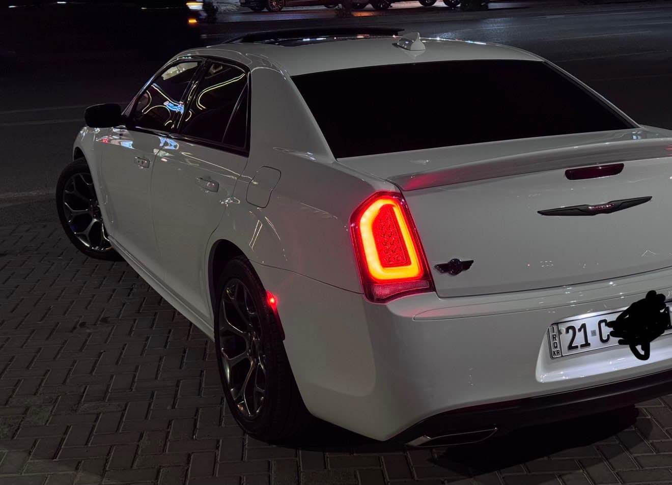 کرایسلەر 300s
مۆدێل ۲٠۱۸ 
مواسەفات فول 
پانۆراما و سەماعە بیتس  و کوشن هیتەر و لەحیە شۆڕە شاشە وکامێرا و کوشن جلد و کارەبا و بەسمە شەغالە  هتد..
سەنەوی و ڕەقمی تازەیە بە ناوی. خۆمەوەیە و مەسرەفی تیا نییە  
بۆیاخ بەس یەک پەڵە کارتی هەیە  
۸٤ میل ڕۆشتووە 
زۆر تازە ماوەتەوە  
نرخ : ۲۹٠ وەرەقە
0772 533 3876 السليمانية, العراق
