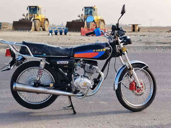 السلام عليكم 
ماطور  تايكرللبيع موديل2024
محرك ما مفتوح كبس كهربائيات شغاله  كلشي شرط 
السعر خاص
***********
