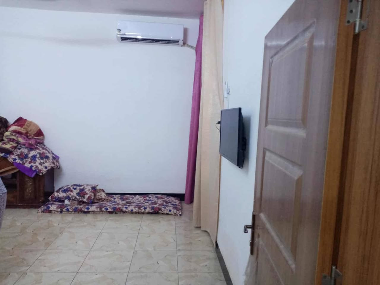سلام عليكم بيت طابقين طابو صرف تحويل مباشر البيت طابقين المساحه 150 وجه 7 ونص والنزال 20 المكان الجمعيه بي 4 غرف نوم صاله ديوانيه البيت نضح بلصوره غرفه في الطابق الرضي 3 غرف في الطابق الثاني البيت كامل مكمل الداخل كله كامل مثل ماموضح بلصور ماعده الوج ماملبوك رقم الدار 2244 البيت مسحوب علي عقار باقي 11 مليون تريد ابو البيت يسد او انته تخصمه من السعر وتسدت انته 
السعر 86 وبي مجال 
اتصل على صاحب الدار 
*********** 
***********
