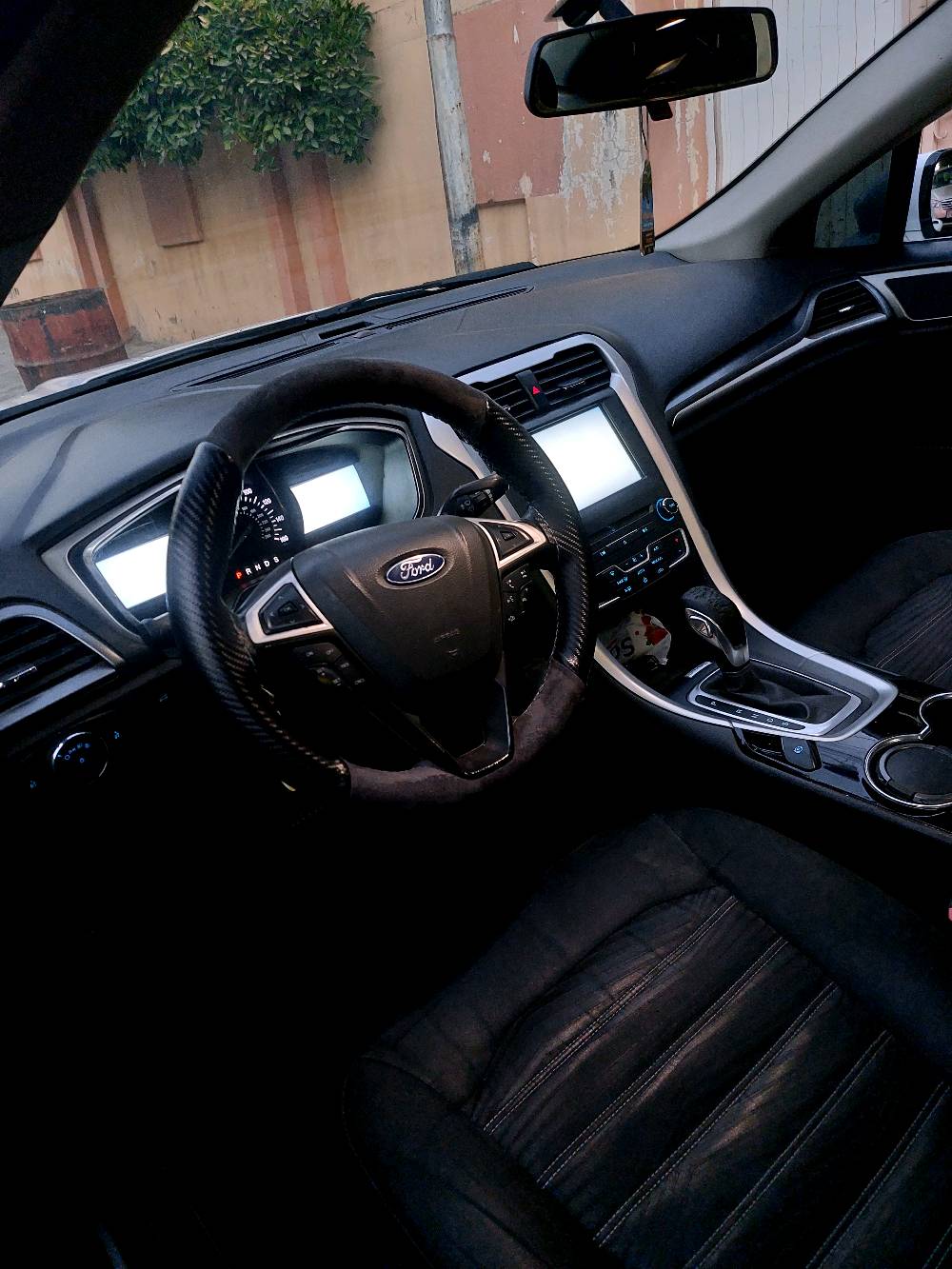 فورد فيوجن موديل  ١٦ 
مواصفاتse 
حساسات شاشة كبيرة رمز باب
 صبغ جاملغ خلفي وباب 
موصل موجودة السيارة 