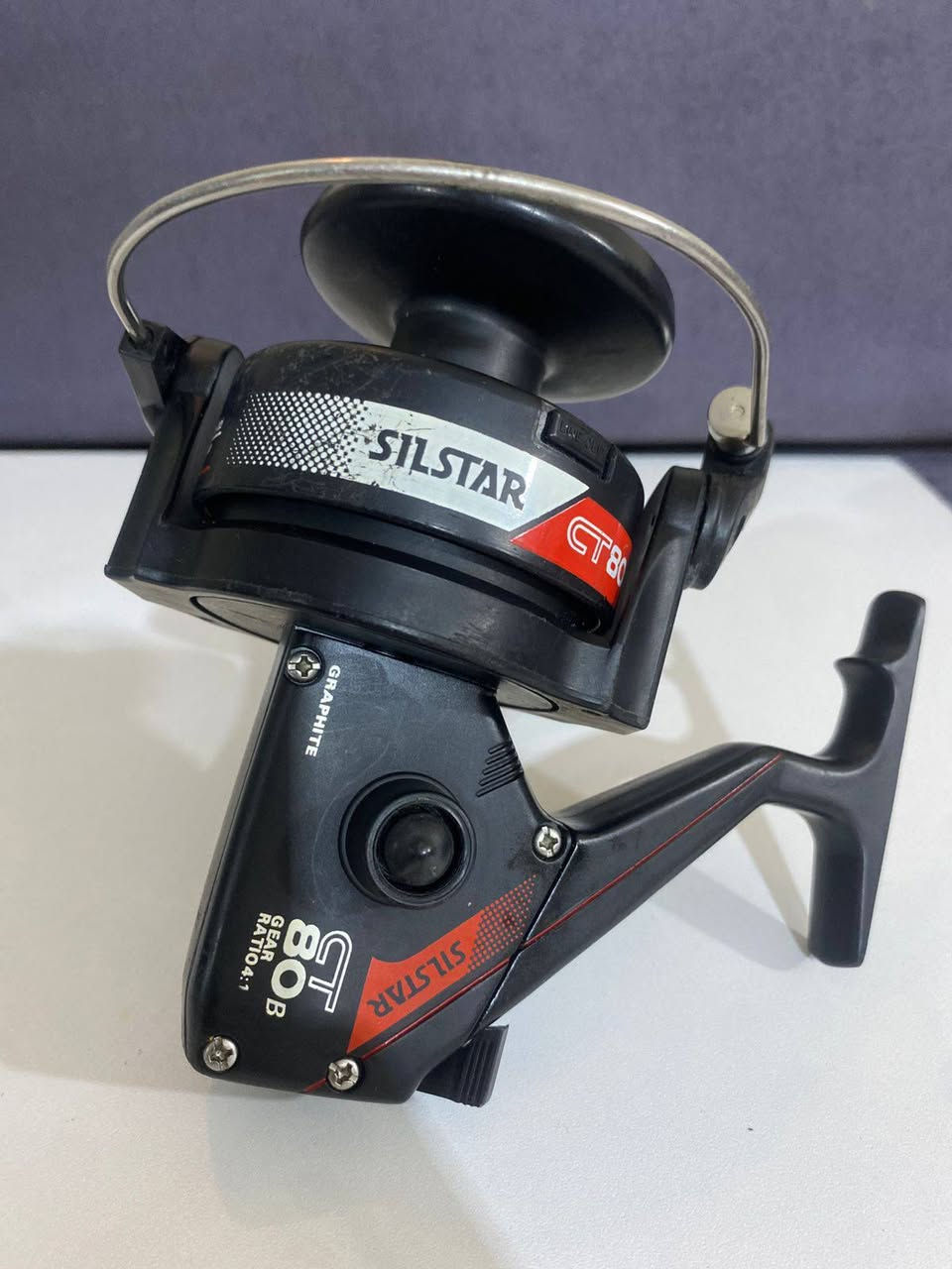 السعر ٧٠ ألف عراقي
الماكينة  Silstar (سيلستار)، 
وهي ماركة كورية عريقة ومشهورة جداً في العراق بجودتها ومتانتها، خاصة الإصدارات القديمة منها.
​إليك التفاصيل 
​1. تفاصيل الماكينة (Silstar CT 80B)
​الاسم بالعربي: سيلستار CT 80B (جرافيت).
​المنشأ: الماركة أصلها كوري (Korea)، وعادةً ما تكون هذه الموديلات من إنتاج الثمانينات أو التسعينات.
​الحجم هو 80، وهذا يعتبر حجم كبير جداً. هي مخصصة للصيد الثقيل (Heavy Duty)، مثل صيد الأنهار الكبيرة (دجلة والفرات) للأسماك الضخمة كالبني والقطان، أو للصيد البحري.
​نسبة التروس (Gear Ratio): 4.1:1، وهي نسبة بطيئة لكنها تعطي "عزم وقوة سحب" عالية جداً (مثل نمرة 1 بالسيارة).
​2.  (شكد تشيل خيط)
​بناءً على المعلومات المكتوبة على "البكرة" (Spool):
​إذا كان الخيط بسمك 0.45 ملم: تشيل حوالي 135 متر.
​إذا كان الخيط بسمك 0.50 ملم: تشيل حوالي 110 متر.
​بما أنها ماكينة كبيرة، يفضل استخدام خيوط قوية (0.45 إلى 0.60 ملم


**إذا كنت صاحب هذا الإعلان وتريد حذفه لأي سبب، رجاءا أرسل رسالة إلى الدعم الفني**