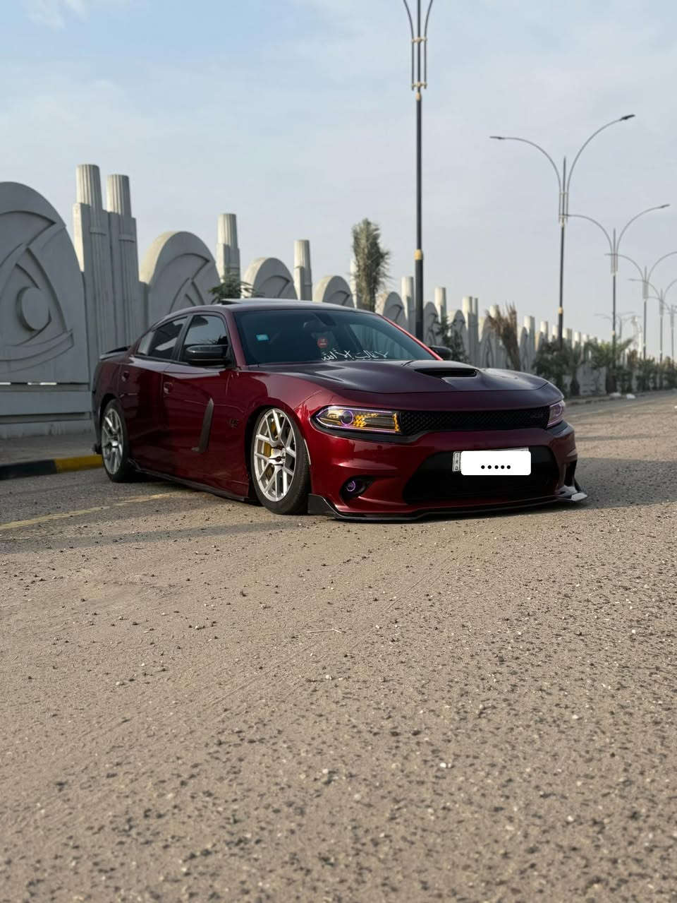 سلام عليكم
سكات باك 6.400🐝 دوج جارجر
سياره محتاجه خيال 💭
حادث قطعتين صبغ جاملق مع بنيد صور الحادث موجوده بلمنشور 
السياره فتحه كشن حضن تدفئه دركه تدفه
كشن كهرباء تحكم ستيرن شفتات هيتر مري
سياره جديده 
الاضافات العليها
داون بايب سل ستيل 3 انج
جوبلس اس ثري 3 كات باك المعرف لايعرف
دبات موبار وكاله اسود 
تفريغ البالك مع طلقات نغمه ولا غلطه
بوابات ريموت مرور ما مرور انسه
لد متحرك 360 حركه جميع الالوان 
ولف حماوه ريسنك شرط وكاله وبعده بضمان
برمجه البطل مصطفى ايكل🤍 اولاين فتح عقل دوانص مراوح شرط حماوه 85 العزم يخوف 🖤
كت كامل كاربون لحيه + دفيوزر خلفي لد متحرك + كفر مري بات مان + سكوب بوب +سكوب مثلث + دوس اس ارتي +زعانف دعامه خلفي كله كاربون 
 
شاشا كار بلي🪬

سياره ما متعوبه ماشيه 9 مايل 
 أبرز مواصفات دودج تشارجر سكات باك 2023 النداء الاخير 
لون مميز كرزي🍒 🍒♥️

 الأداء والمحرك

• المحرك: محرك 6.4 لتر HEMI V8 بالتنفس الطبيعي.

• القوة الحصانية: حوالي 485 حصاناً.

• عزم الدوران: حوالي 644 نيوتن متر (475 رطل قدم).

• ناقل الحركة: أوتوماتيكي ثماني سرعات (TorqueFlite).

• نظام الدفع: دفع خلفي (RWD).

• نظام العادم: مزدوج عالي الأداء مع صمام نشط لإصدار صوت مميز.

 المكابح والتعليق

• المكابح: نظام مكابح بريمبو (Brembo) عالي الأداء بأربعة مكابس في الأمام والخلف 

• التعليق: نظام تعليق رياضي مضبوط (Sport-tuned suspension) لتعزيز الأداء والتحكم.

• أوضاع القيادة: تتيح لك تخصيص إعدادات المحرك، وناقل الحركة، والتوجيه، والتعليق.

 المواصفات الخارجية

• التصميم: تصميم عضلي جريء ومميز لفئة سكات باك.

• الشبك الأمامي: شارة Scat Pack المميزة.

• الجنوط: جنوط ألومنيوم قياس 20 إنش بتصميم خاص لفئة سكات باك (قد تختلف حسب الحزمة).

• الواجهة الأمامية: غطاء محرك رياضي مع فتحات تهوية وواجهة أمامية مميزة (تختلف عن فئات SXT و GT).

• الإضاءة: مصابيح أمامية وخلفية بتقنية LED. متحرك 360 حركه

 المواصفات الداخلية والتقنيات (فئة "نص فل" أو ما يقاربها)

• المقاعد: مقاعد رياضية (عادة من القماش عالي الأداء مع "Scat Pack Bee")، وغالباً ما تشمل خاصية التدفئة و للمقاعد الأمامية في هذه الفئة.

• التكييف: تحكم أوتوماتيكي مزدوج في المناخ.

• شاشة الترفيه: نظام Uconnect بشاشة تعمل باللمس قياس 8.4 بوصة (أكثر شيوعاً في هذه الفئة).

• الاتصال: دعم Apple CarPlay و Android Auto.

• العدادات: شاشة عرض رقمية لمعلومات السائق قياس 7 بوصة في لوحة العدادات، تعرض معلومات الأداء (مثل مقاييس الأداء SRT/Scat Pack).

• المقود: مقود  بالجلد مع أزرار تحكم وتدفئة (غالباً).
 
سعر 280$ وبيها مجال لطيبين

رقم بغداد مشروع وطني وين ميعجبك تتحول

عنواني بصره حي المهندسين

للستفسار ***********
اسف ع الاطال الكلمه الطيبه صدقه
