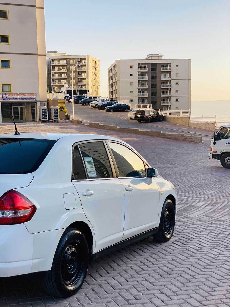 نیسان تیدا
بۆ فرۆشتن
نمونەی جوانی و پاکی
مۆدێل ٢٠٠٩
سپی سەدەف
٤ جام کارەبا و ناوزەرد و دەبڵ گێچ
٤ تایەی تازە
حیزام بۆیاخە بێ سەقف و شان 
بێ دەعم و بێ لێدراو و بێ مەعجون  
سەنەوی و ڕەقەمی تازەیە
بە شەرتی گێڕ و مەکینە
ماڵی دۆستە و نمونەی جوانی و پاکیە 
مشتەری تێل بکە لە خزمەتام
شوێن سلێمانی
*********** السليمانية, العراق
