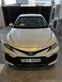 كامري بانزين  2023 كويتي المرغوب جداً ماشية 50 الف  مواصفات :  محرك250...