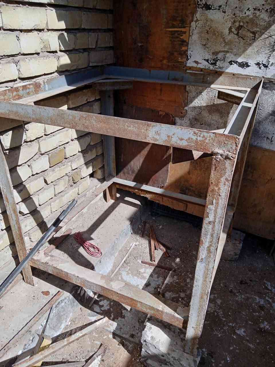 ميز كونفيرا كبيره ٩٠ في ٩٠ مربعارتفاع متر و٢٠ نجف حي الأنصار ***********
