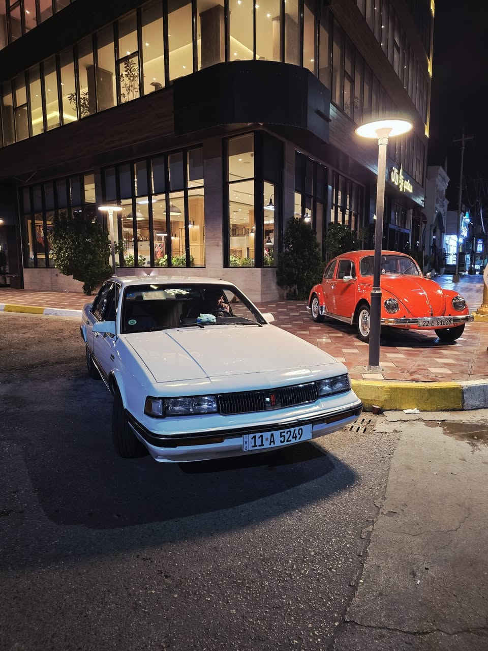 للبيع اولدز موبيل ١٩٩٠ مكفوله من ضربه وصبغ وتبديل كير ومكينه مكفولات تبريد ثلج سياره علا وضع شركه كله شغال ترايك شرط ٢٠٠ بسمي رقم مميز تحويل ثاني يوم السعر ٦٨مكاني  بسمايه او شهداء البياع شراي يتصل ***********/***********
