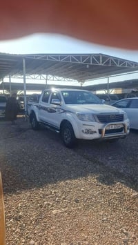 هايلوكس • ٢٠١٤ • الرمادي