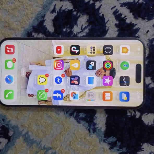 ايفون 15 برو ماكس للبيع البطاريه 90 مع كارتونه *********** السعر 1300 وبيه مجال
