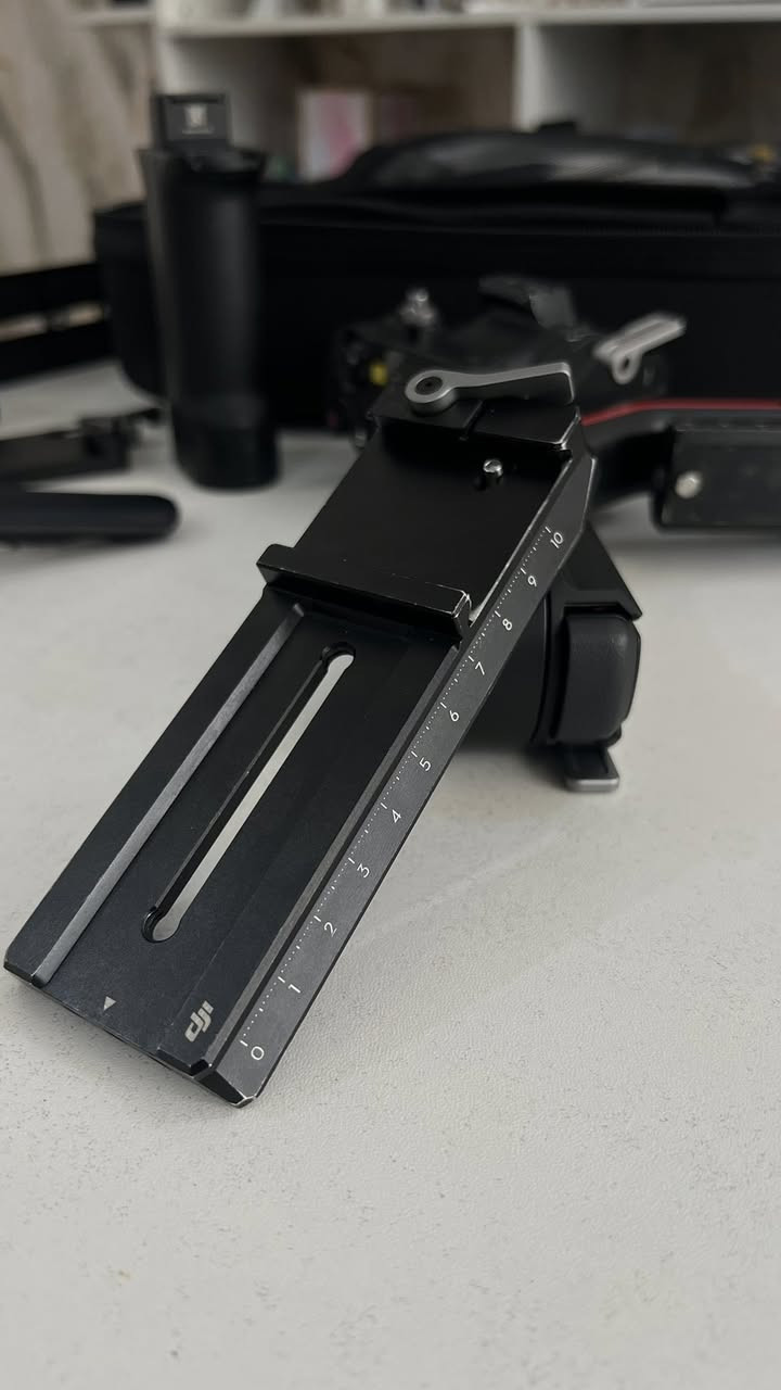 📦 للبيع: مانع اهتزاز DJI RS 3 Pr 
(بكامله وملحقاته).

 الجهاز الأساسي: جيمبال DJI RS 3 مع ميزة القفل التلقائي للمحاور (Auto-Lock).
 الحقيبة الأصلية: حقيبة صلبة ومقاومة من DJI PRO لحماية الجهاز أثناء التنقل.
 البطارية المقبض (Battery Grip): بعمر بطارية طويل مع مؤشر شحن LED.
 المقبض الإضافي (Briefcase Handle): للتصوير من زوايا منخفضة بكل سهولة وأريحية.
 الحامل الثلاثي (Tripod): مقبض يفتح كقاعدة تثبيت أرضية.
 قواعد التثبيت (Plates): القاعدة السريعة الممتدة لتوازن مثالي للكاميرات الكبيرة.
 إضافة خاصة (L-Bracket): قاعدة على شكل حرف L لتصوير الفيديو العمودي (بالطول) المخصص للـ Reels والـ TikTok بدقة واستقرار عالي جداً.

💡 مميزات الرونين:
 شاشة لمس OLED ملونة وواضحة للتحكم السريع.
 نظام تثبيت الجيل الثالث خيالي حتى مع الحركة السريعة.
 يتحمل أوزان كاميرات السينما والـ DSLR مع عدسات ثقيلة.

📌 الحالة: نظيف جداً، استخدام حشيم، 
وكافة الملحقات الأصلية موجودة.
📞 للتواصل والاستفسار: [ *********** ]
