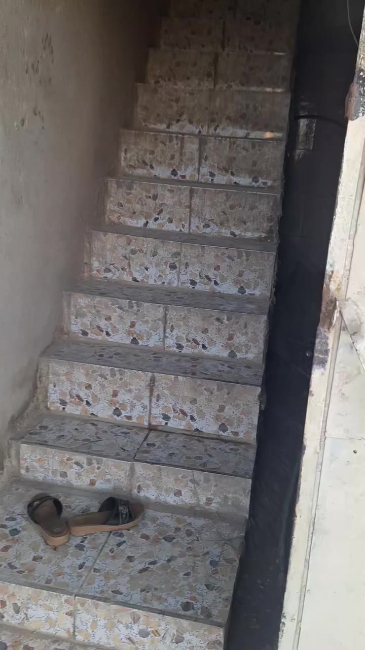 شقه في الطابق الأعلى للايجارقرب مصورالنرجس مساحتها٧٥متر***********
