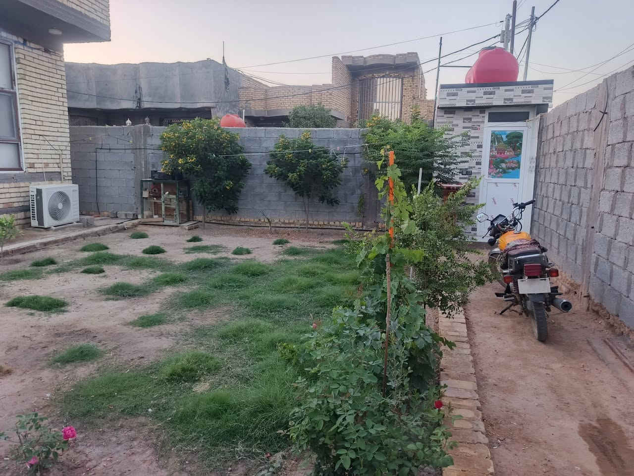 بيت للبيع المساحه 400متر طابو سند 25 بناء حديث غرفتين نوم وصاله ومطبخ وستقبال وحديقه وكراج سياره عالي عن الشارع عنوانه طويريج حي الجمعية المستقبل  قريب على التبليط جدا عرض الشارع 10متر السعر 115وبيه مجال للتواصل ***********
