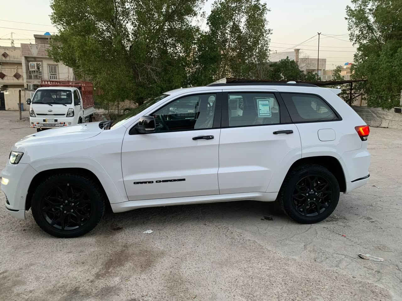 السلام عليكم جيب موديل ( 2021 ) خليجي S
* المواصفات
* نقطة عمياء .
*داخل احمر
* دفع رباعي 4x4 . 
* المقاعد الأمامية كهربائية .
* ذاكرة لحفظ وضعيات الجلوس . 
* المقاعد الأمامية مع تدفئة . 
* المقاعد الخلفية مع تدفئة . 
* ويل قياس 20 انج .
* مقود السائق كهربائي . 
* تدفئة ستيرن . 
* سقف بانوراما .
* شاشه كبيرة 8.4 انج .
* نظام الملاحة (GPS) . 
* نظام خاص للطرق الوعرة . 
* مصابيح امامية زنون . 
* المصابيح الأمامية مع LED لايت . 
* كشافات ضباب بروجكتر زنون . 
* تشغيل عن بعد .
* صندوق كهربائي .
*  حساسات أمامية . 
*  حساسات خلفية .
* كاميرا خلفية .
* بخاخ ماء لتنظيف المصابيح الامامية .
* مرايا بخاصية التعتيم الذاتي . 
* مرايا جانبية قابلة للطي . 
* بلوتوث تلفون . 
* محدد سرعة . 
* نظام تشغيل واطفاء اوتماتيكي للمحرك للتوفير من صرف الوقود . ( Auto Start System ) .
* نظام بريك اوتماتيكي ( Auto Break System ) .
السياره ماشيه ٦٥ الف كيلو جديده جدا السعر (35,000$ ) مكان السياره بغداد السيديه  رقم الهاتف ***********  بي وتس اب
