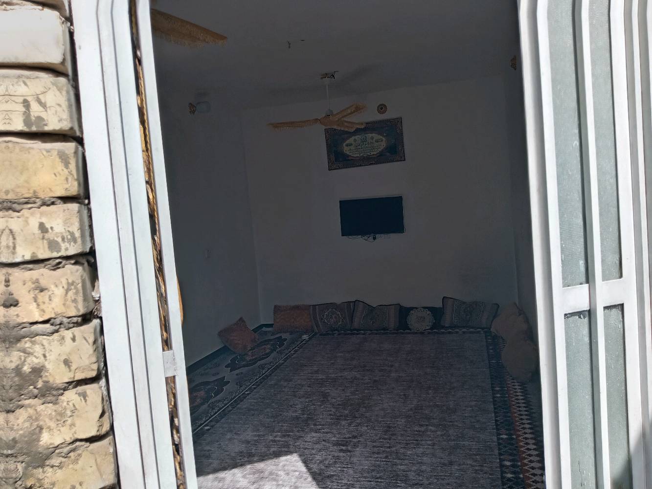 سلام عليكم بيت طابق ونص مساحته 160متر موقعه حيطارق الوصط بين القديم ولوصط بنص قرب سنتر حيطارق بيت يحتوي ٣غرف وصاله جبيره ومطبغ ومنورين واستقبال وحمام وصحيات تاخلي وخارجي وتواليت ولكراج البيت بناه جديده حديث طابوك جمهوري لبيت رفت مجاري  تبليط لفرع ورصيف ومقرنص مي خطين لبيت صاير عله شارعين تبليط الوصط والقديم ***********