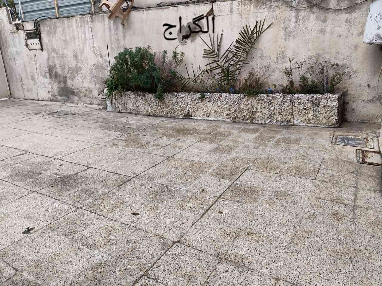 دار للبيع
المساحة 348م 
الواجهة 16
العمق 22
البيت طابقين يحتوي على غرفتين نوم + هول + غرفة ضيوف + مطبخ + صحيات في الطابق الارضي
ويحتوي على بيتونة + هول + غرفتين نوم (واحدة منهم تحتوي على سويت)+ صحيات في الطابق الثاني 
البيت يحتوي على حديقة واسعة + كراج + طارمة + ترك جانبي وخلفي

الموقع / حي السكر / قرب جامع الرحمة / شارع المشجر وخلف المجمع الاوربي 2 بالضبط ، شارع تبليط

البيت سند حديث 2025 بأسم صاحب الدار 

البيت محدث وصالح للسكن
سعر المتر الواحد مليون وربع

***********
***********
