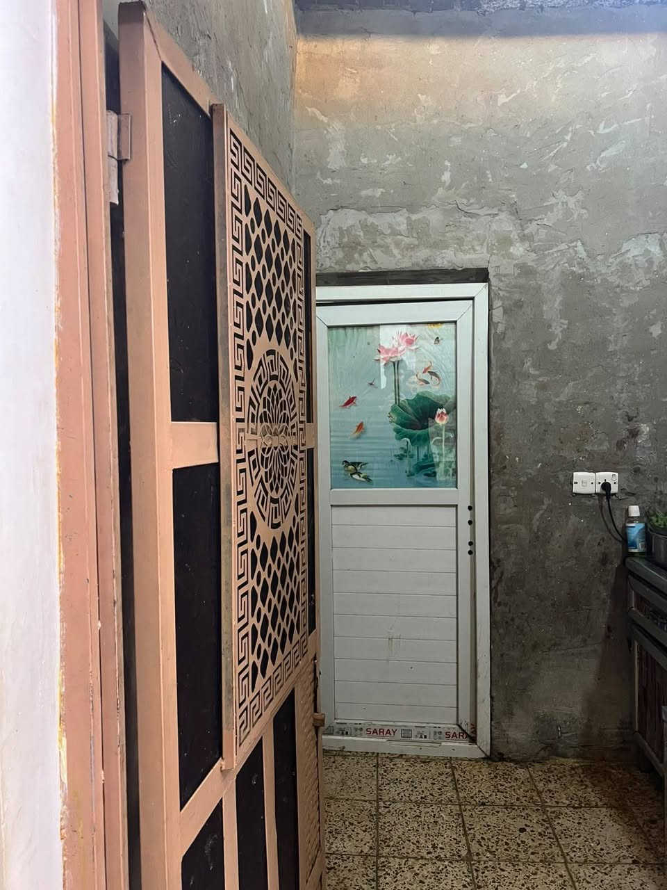 السلام عليكم بيت المساحه 250 متر بي غرفتين وصاله جبيره مناور ثنين واحد مطبخ حار غرف ثنين صاله جبيره استقبال 7×5 كراج يصير قطعه وحده طابق واحد مكانه البلديات ملحق المعسكر خدمات جديده ماء جديد وداخل للمنطقه تبليط وخدمات *********** سعر80

