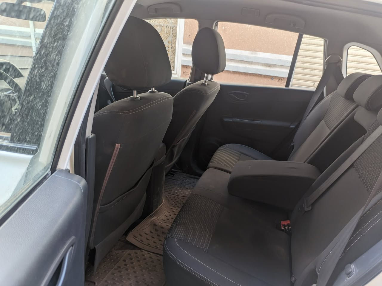 السلام عليكم للبيع رينو كوليوس موديل 2014 استلام الشركة العامة
مكينة كير جيد جداً 
صدر جديد 
تخم تاير جديد 
نقص تبريد فقط 
السيارة بيها 4 قطع صبغ 
مكان بغداد الكاظمية أو التاجيات
السعر 78$
***********
***********
