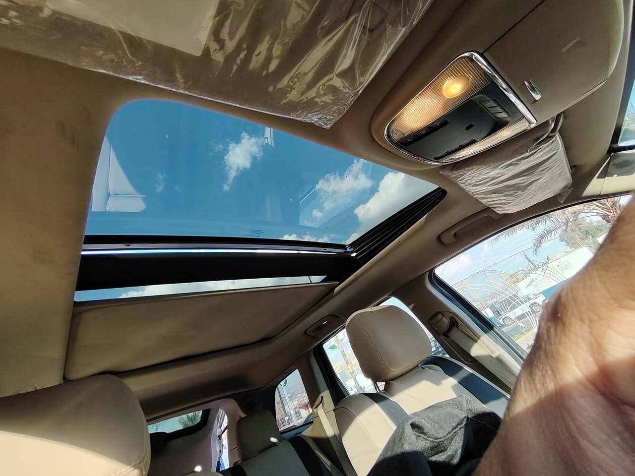 سلام عليكم 
جيب لاريدو 2013 لون سلفر 
وارد خليجي كفاله عامه 
رقم بغداد تحويل ثاني يوم 
سياره جاهزه خير من الله عليه ادامه كامله صدر جديد 
فول فول 
فتحه 
حساس انزلاق 
استيرن كهربائي 
تبريد كشنات 
فور ويل 
مري شفط 
كشن كهربائي 
فول فول بعد بيه هواي موصفات 
سياره تاخذه ربع متصرف عليه شرط الفحص 
***********
مكاني بغداد 
سعره 205 وبيه مجال
