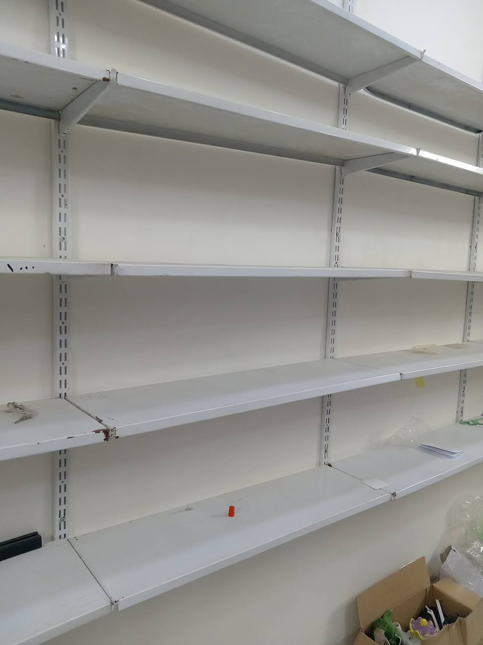 السلام عليكم عندي  هاي الغراض تصفيه  محل للبيع المكان / جويبه قرب صيدلية السهل   ***********
