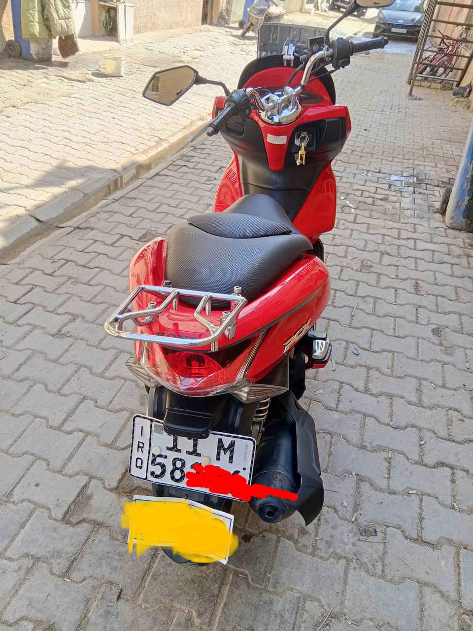 سلام عليكم اخوان 
1- pcx جيل أول مرقم بغداد
دراجة بسمي تحويل ثاني يوم

2- محرك 125cc دراجة نضيفة ماشية 28الف 
كفراتهة امبدلة تجاري 

3- مكاني بغداد الاسكان 
 قرب المنصور  اخوان الشراي يتصل ***********
