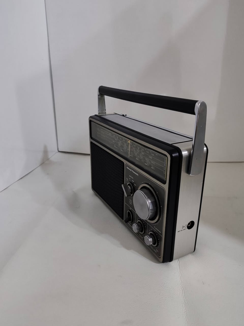 راديو ناشنال باناسونيك صنع في اليابان
نظافة  ٩٥٪
National Panasonic  RF-1105 DBLE
Made  in  Japan
اربع موجات  FM, MW, SW, LW
ممتاز خارق في سحب المحطات
جهاز بلادي على وضع الشركة لامفتوح ولاتصليح
يشتغل كهرباء مباشر و يشتغل ب ٣ باتريات وسط
 السعر  ١٧٥  الف


**إذا كنت صاحب هذا الإعلان وتريد حذفه لأي سبب، رجاءا أرسل رسالة إلى الدعم الفني**