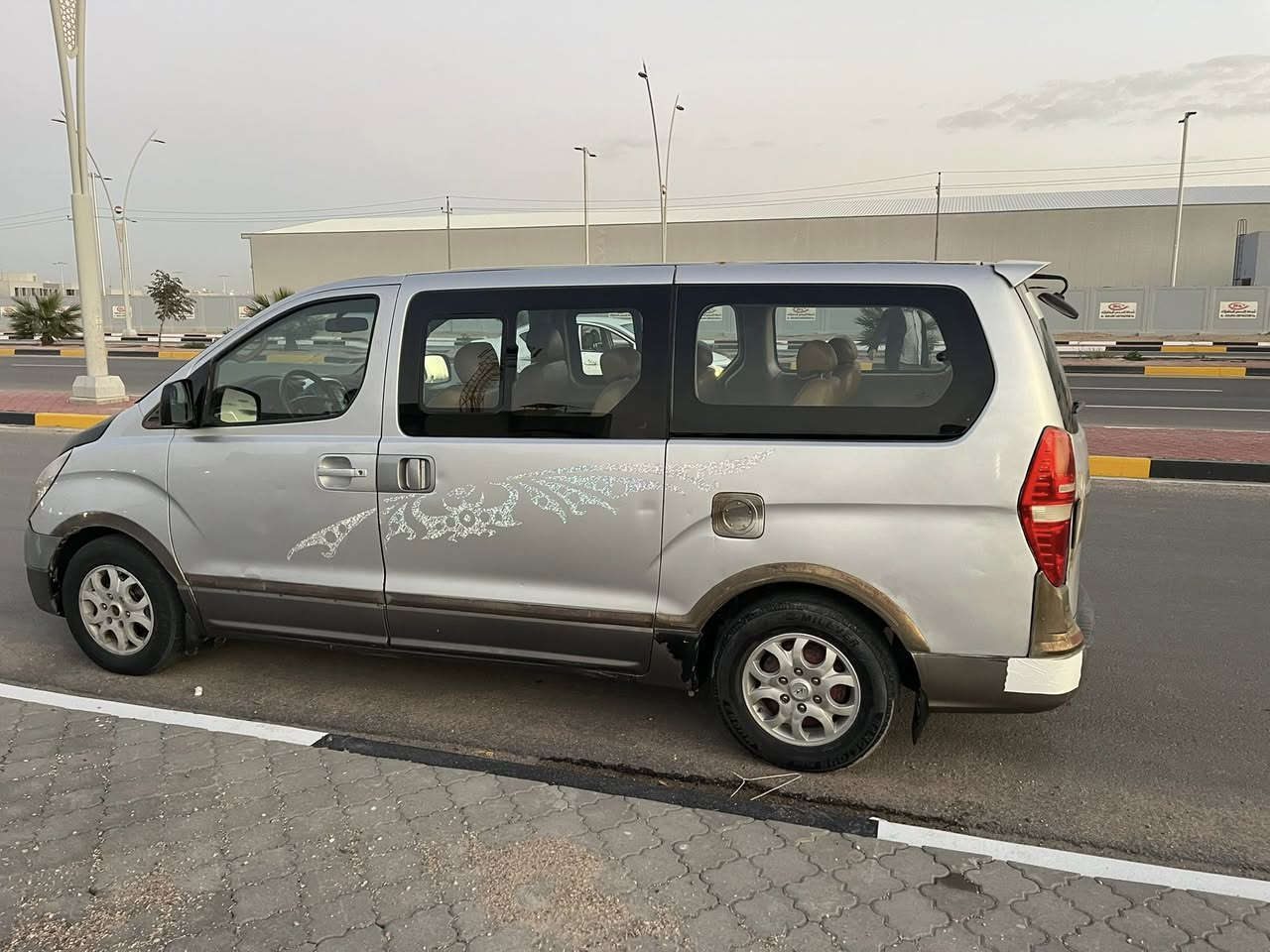 السلام عليكم للبيع استاركس 2009 مفتوح مكينه لا تنقيص ولا تبخير كلش حلوه 
سياره بيها جاملغ امامي مبدل وربع جاملغ خلفي صبغ 
رقم بابل إنكليزي مصفره من كلشي تحويل ثاني يوم 
مكان السياره بصره 
***********
