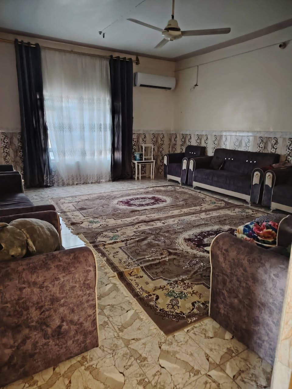 دار للبيع حي الجهاد طريق المطار نزلت بيت ابو سلام مجاور بيت العقيد ابو مصطفى خدمات ماء كهرباء مجاري السعر ١٠٠مليون وبي مجال يحتوي على غرفتين وصاله ومطبخ واستقبال صحيات خارجيه بناء رفت المساحه ٥٠٠م الاتصال على الرقم ***********
