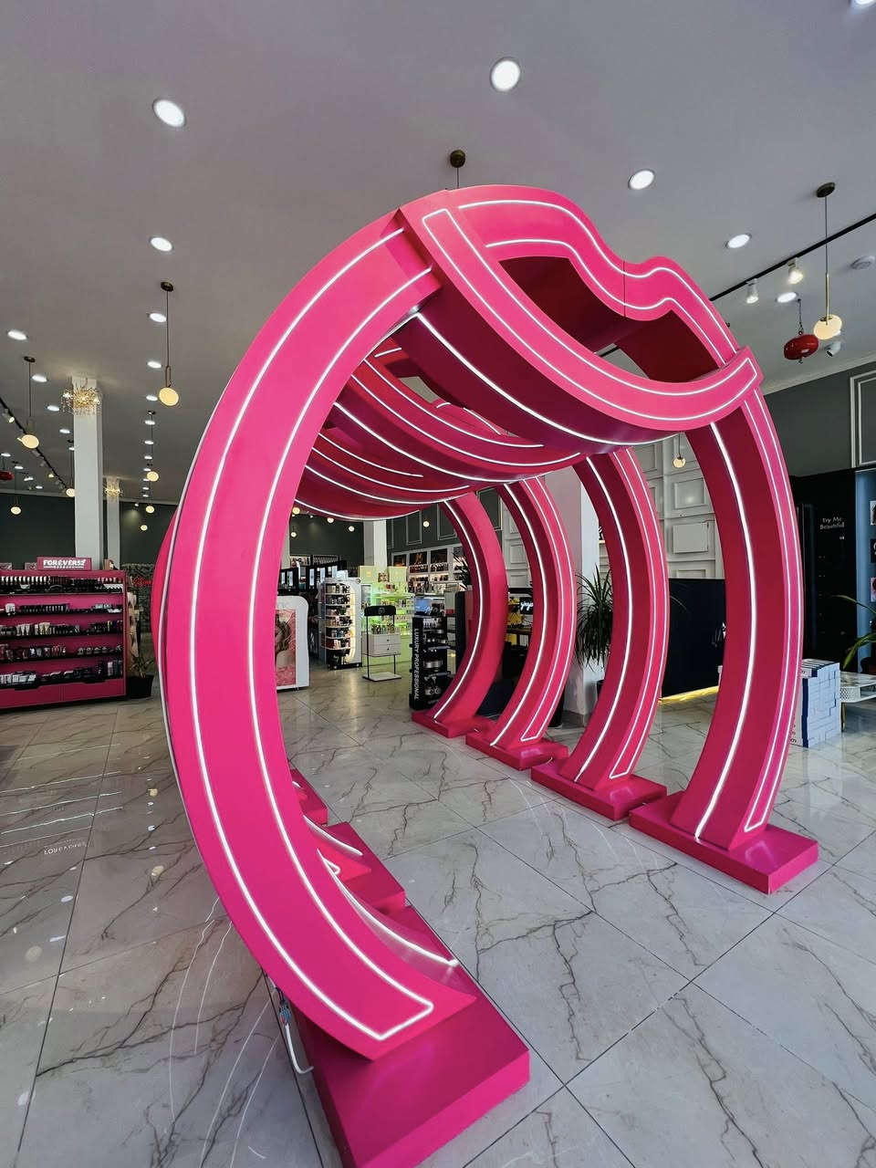 للبيع أقواس ديكور مضيئة بتصميم عصري وفريد من نوعه على شكل (نفق شفاه متتالي)، يعطي لمسة جمالية وفخامة لا تُقاوم للمكان. الديكور مثالي جداً لـ (محلات مستحضرات التجميل، صالونات التجميل، محلات الملابس، أو كخلفية تصوير "بلوجرز" مميزة للزبائن).
 المواصفات:
 إضاءة LED مدمجة وأنيقة ممتدة على طول الأقواس.
 هيكل قوي ومتين ذو لون وردي/فوشي جذاب.
 تصميم يعطي عمقاً للمكان ويجذب الزبائن للتصوير والدخول.
 الحالة: نظيفة جداً وبحكم الجديدة.
 السعر: [3000000] (قابل للتفاوض البسيط)
 الموقع: [اكتب مكان تواجدها، مثلاً: البصرة]
للتواصل والاستفسار يرجى مراسلة الصفحة أو الاتصال على الرقم: [***********]
