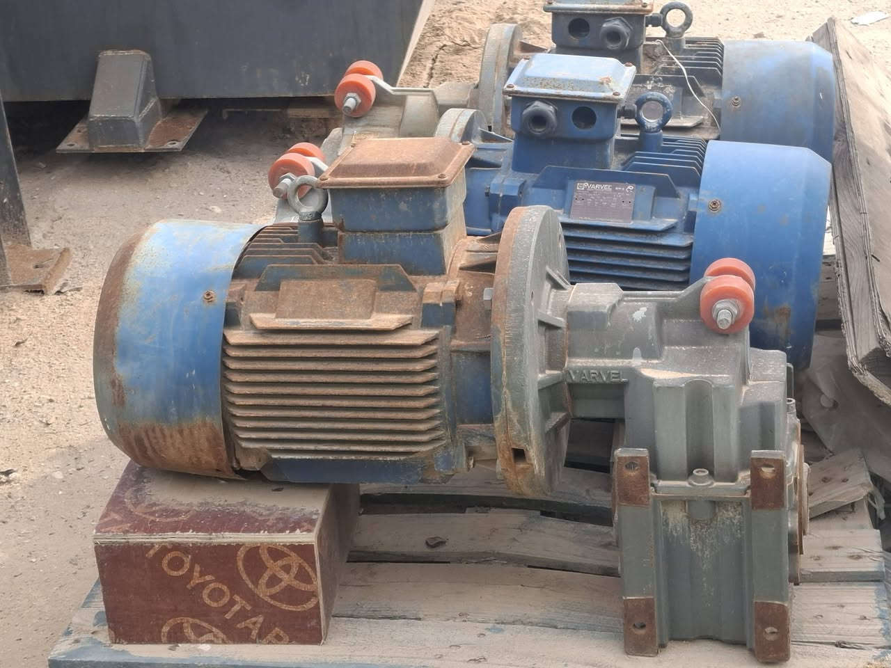 🔹 للبيع ماطورات صناعية أوروبية أصلية – IP55 🔹
مناسبة للمصانع، خطوط الإنتاج، المضخات، السيور الناقلة
📦 العدد الكلي: 14 ماطور
التفاصيل:
1) VARVEL – إيطالي مع جيربوكس
القدرة: 50 HP
السرعة: 1460 RPM
الفولت: 400/690
درجة الحماية: IP55
العدد: 3 ماطورات
2) WEG W22 – برازيلي
القدرة: 25 HP (18.5 kW)
السرعة: 3550 RPM
الفولت: 460 V
التردد: 60 Hz
ثلاثي الطور
درجة الحماية: IP55
العدد: 10 ماطورات
3) WEG W22 – برازيلي
القدرة: 50 HP (37 kW)
السرعة: 1775 RPM
الفولت: 460 V
ثلاثي الطور
درجة الحماية: IP55
العدد: 1 ماطور
📌 الحالة: مستعملة – بحالة جيدة
📌 جاهزة للفحص والتشغيل
📌 البيع مفرد أو جملة
📌 السعر: مغري وقابل للتفاوض حسب الكمية
📞 للاتصال فقط:
***********
📍 العنوان:
كربلاء – العراق
