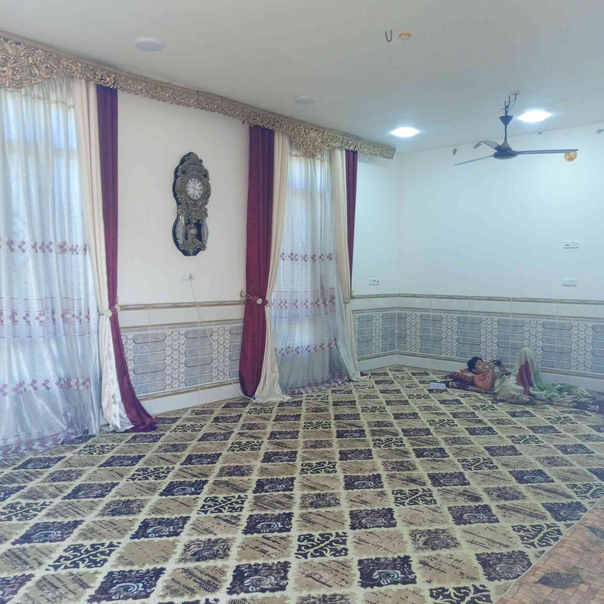 بيت مكون من غرفتين نوم 5/4 وصاله ٩/5  واستقبال ٨/5 الحصي طريق العمريه قرب مركز السلام  مساحت الأرض تحت البيت دونم ***********
