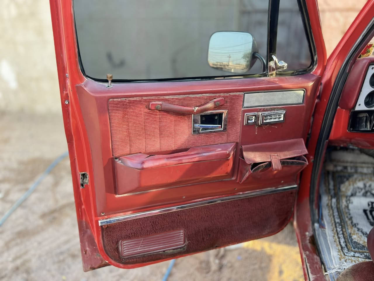 السلام عليكم سياره للبيع او المراوس حسب القناعه جمس بهبهاني شاصي مكفول بشرط موديل ١٩٨٠ معمره وجاهزه غرقه جديده طخم تاير جديد حداده جديده كهربائيات كلها شغاله مانقصها كلوب كلشي يشتغل بيها رقم ذي قار  مشروع وطني تحويل جاهز مكينه ٣٥٠ / ٩٠ مشيف كير ٤٠٠ مكينه تشتغل بس بيها صوت السعر ٦٥ وبيها مجال للشراي مكاني بصره الزبير ***********
