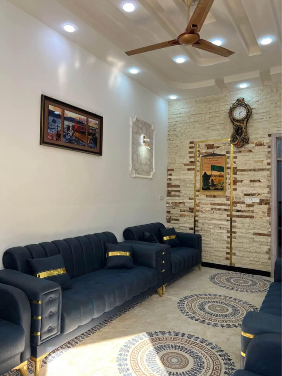 دار للبيع في كربلاء قرب قنطرة السلام حي الامل الاولى المساحه 125 الواجهه 6 وربع والنزال20 البناء درجه اولى طابقين 4 غرف نوم صحيات في الطابق الاول والثاني السعر 185  مليون للاستفسار الاتصال على رقم صاحب المنزل ***********

