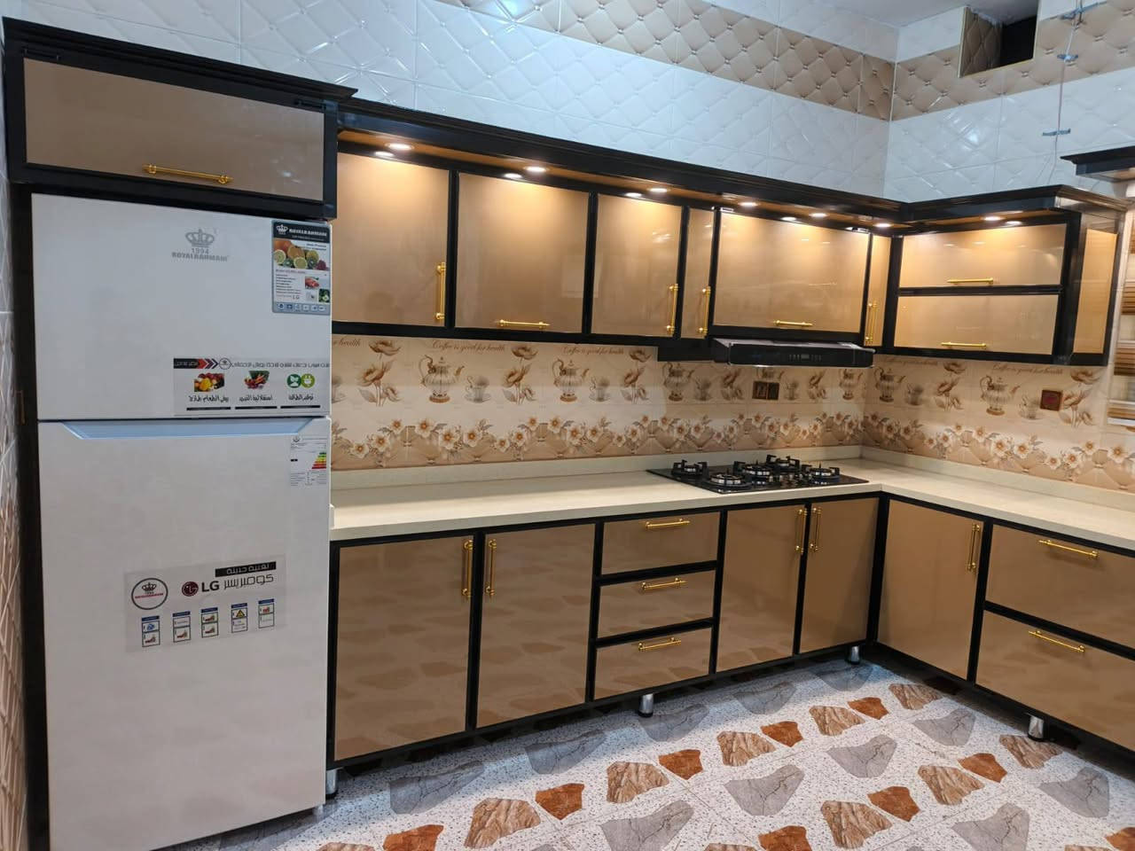 السلام عليكم يتوفر لدينا فصال كاونترات حسب الطلب والديكور والألوان معمل جوهره القائم ***********
