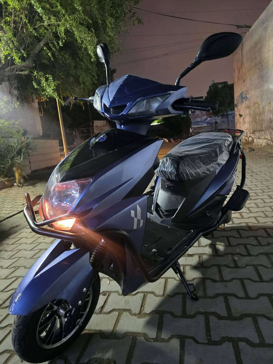 السلام عليكم للبيع دراجه شحن سكنس نثيه موديل 26 مواصفات 6بطاريات ريان اصل نضيفات 3نمر اشاير يمنه يسره لايت زنون عالي ناصي هورن نضام البارك والرجوع للخلف Rنضام بلوتوث بلادي مثبت سرعه سرعتها 90 بيها درع محيط بلدراجه كامل بلادي وبيها صندوك خلفي  مكاني بغداد جديده سعر 490 وبيها مجال ***********واتساب
