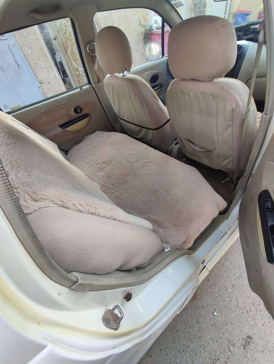 كيو كيو موديل 2012
رقم بغداد انكليزي 
سنويه بأسمي لل29 
كير محرك وتبريد ثلج 
قفل سنتر لوك 
هزه جديده
هاي كدامك الصور 
واي استفسار اتصل ع الرقم 
***********
