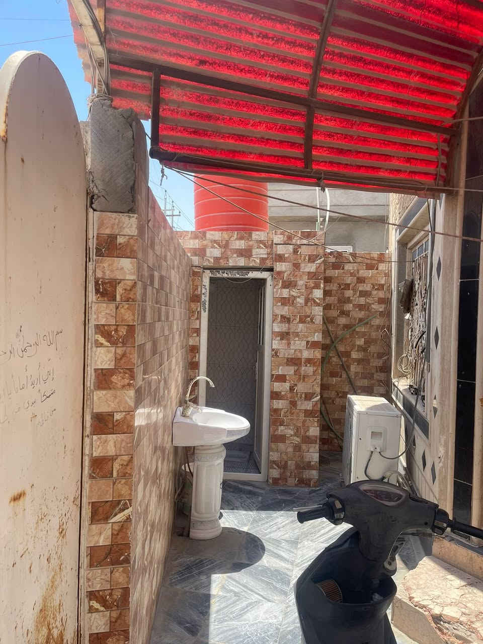 السلام عليكم بيت للبيع ابو لخصيب الفيه شارع سيد غريب يبعد عن شارع ابو لخصيب كيلو ونفس شارع مالته يطلع ع فوك ع لبهادريه مساحه 160 زراعي طابقين يحتوي ع 3 غرف وحده جوه وصاله ومطبخ ودوانيه وطابق ثاني بي غرفتين وتكدر تبني بعد غرفتين سعر 135 استفسار ***********
