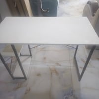 ميز القراءة • متوفر