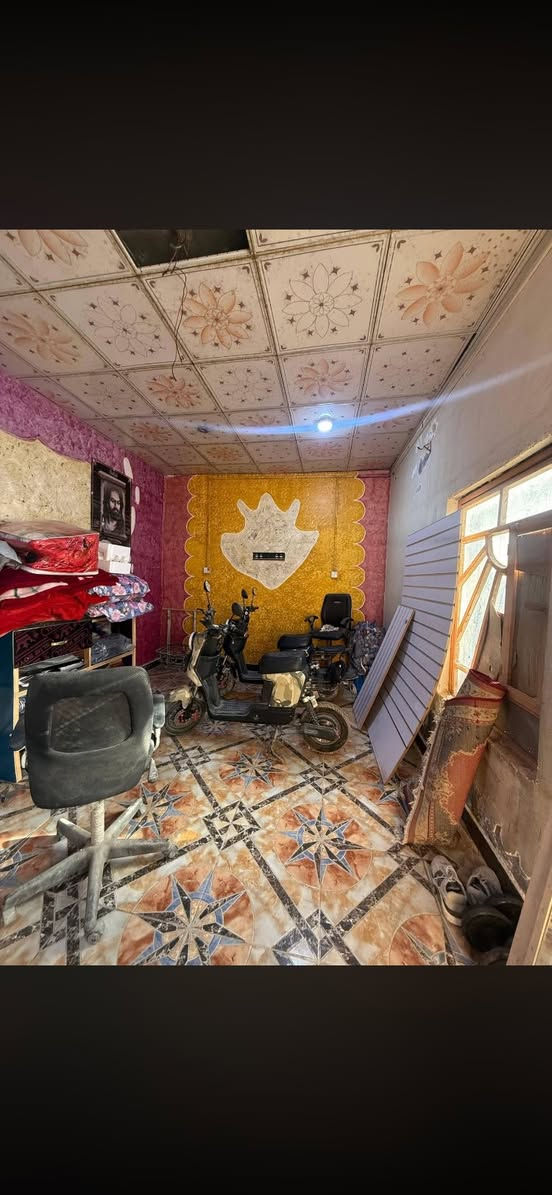 السلام عليكم 
دار سكن مساحه 120
يتكون 
1كراج
غرف منام 2 
استقبال 
ديوانيه
مطبخ 
حمامات خارجيه
سقف عكاده
شارع 10 متر
جميع الخدمات متوفره 
عوانه ابي الخصيب طريق الوسطي قرب مدارس طيور الخصيب
طابو سند 25 باسم عراقي
السعر 37 مليون وبي مجال
للاستفسار ‭0774 073 4732‬
