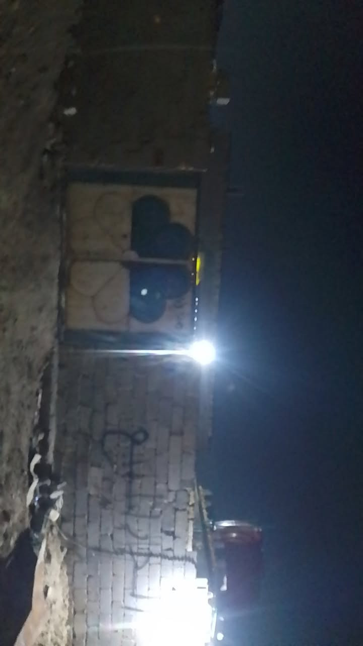 سلام عليكم بيت للبيع وره لبراز يحتوي على غرفه ومطبخ لبيت مبني نص منه وحوش جبير لمساحه 250 لسعر 18 وبي مجال لشراي يتصل عله رقم ***********
