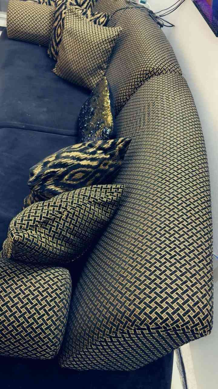 تخم للبيع 
10 مقاعد كلش نضيف 
السعر 750 البيع بسبب تحويل إلى بيت آخر 
للاستفسار تواصل وتساب ***********
