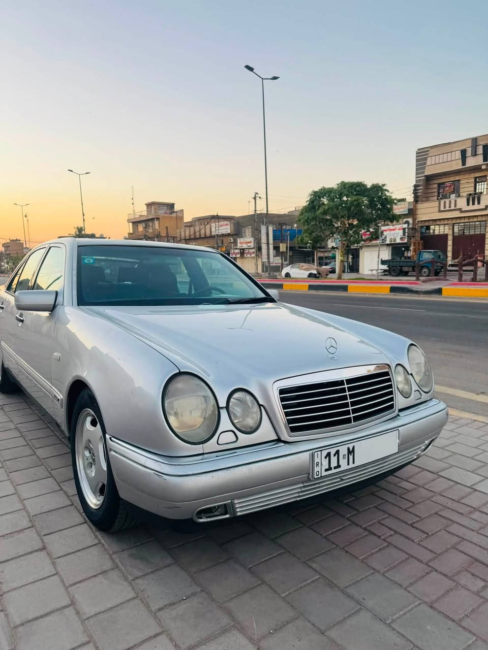 السلام عليكم 

مارسدس ام عيون موديل 98 افنكارد رقم بغداد بأسمي محرك V كير ومكينة مكفولات ماشية 275 الف كيلو 

كشنات جلد كهرباء وتدفئة 
سلايد طكتين
بردة كهرباء
منظومة زنون 
ستيرن كهرباء
زراك لايت 
مري شفط وتحكم 
جنطة كهرباء 
تچاوي  كهرباء 
تبريد شغال قطعتين 
شاشة بلادية بلوتوث 

السيارة مكفولة من العيب الشرعي وغرفتها بلادية نظيفة جدا وكلشي شغال 
صبغ جاملغ خلفي والسيارة بيها جراد بسيط بالقمارة  

السعر 105 وبيها مجال ومكاني حي اور 

***********

