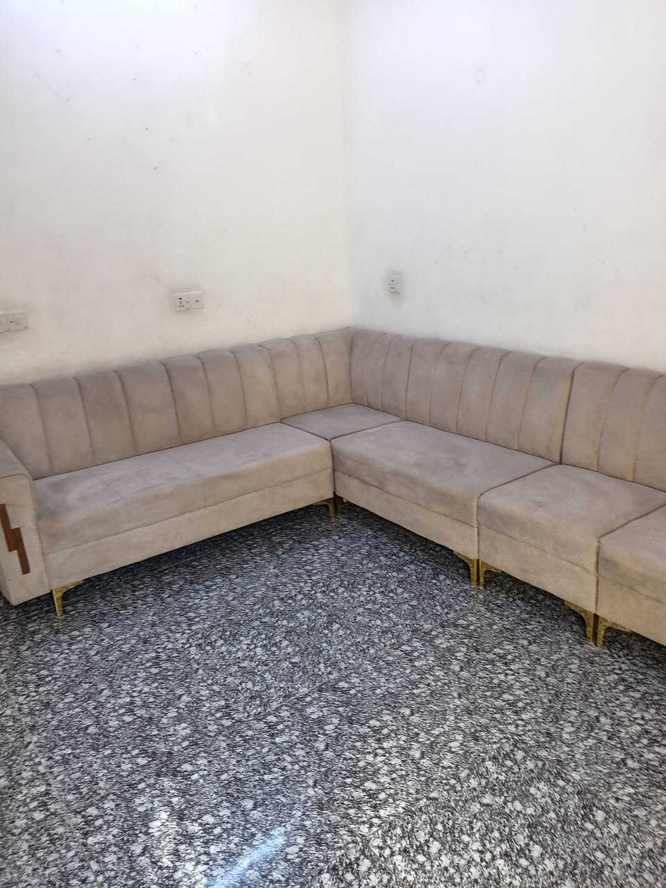 للبيع *********** *********** بغداد غزاليه ب ٣٠٠ الف دينار وبيهه مجال ١٠مقاعد جديد
