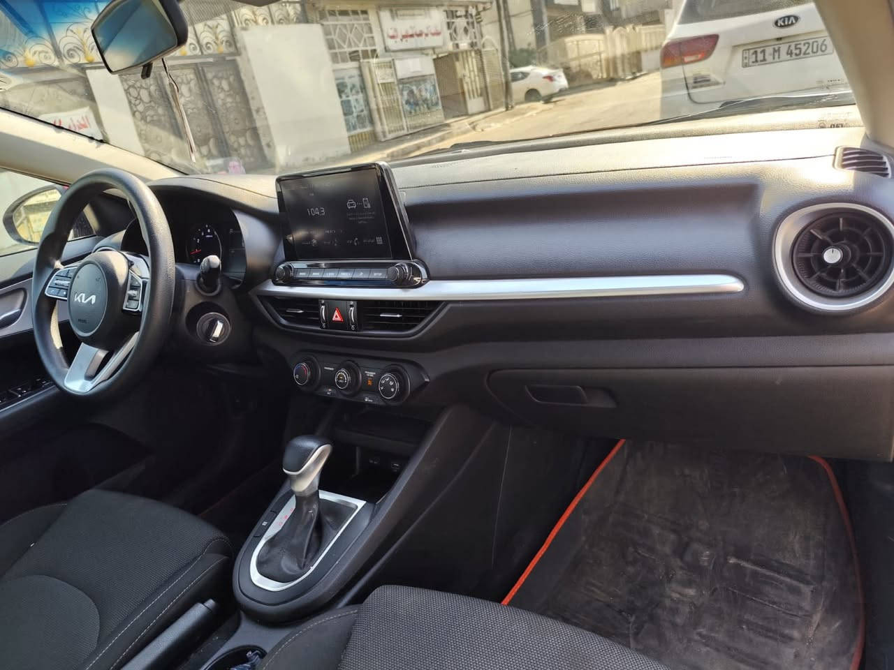 السلام عليكم كيا فورتي وارد امريكي السياره باسمي السعر 125 وبيه مجال كما موضح بلصوره الحادث مصبوغ بيه بنيد وجاملغ والقماره راجعه بارد بدون صبغ 
موجده بالبلديات 
السياره سويج بصمه 
ويل كب 
تحكمات استير
مكينه دوش 2000 
رادار امامي 
اشاير مري يعني رادر 
هيتر مري 
كشنات عاديه
حساست خلفيه
كامره 
***********
