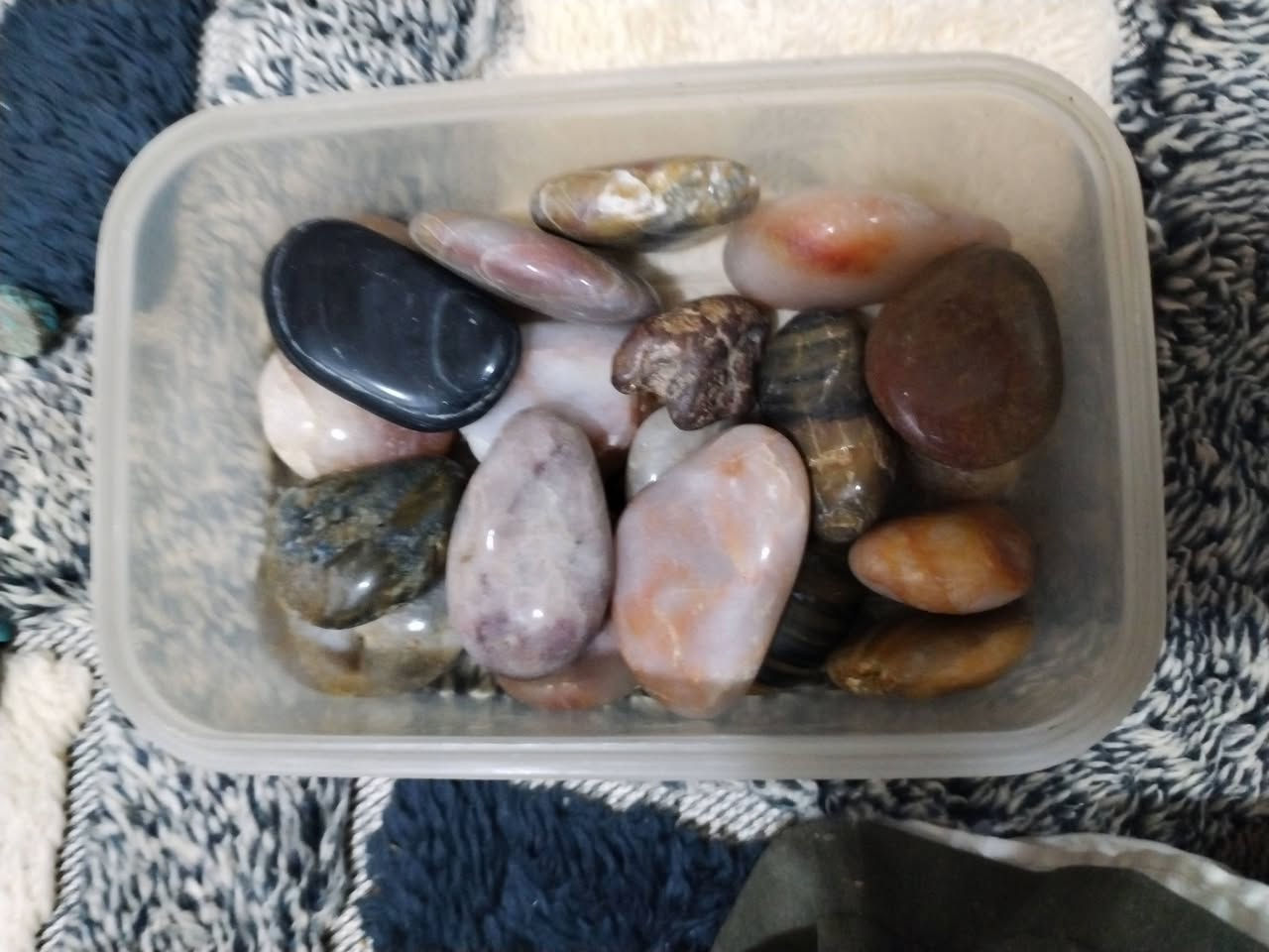 السلام عليكم عندي أحجار محل معزليه قديم وبقن سعر كلهن مليون قفل أحجار كلها اصليه عقيق يماني بيهن ٤٠٠ قطعه ومختلف ألاحجار مكاني بغداد البياع ***********
