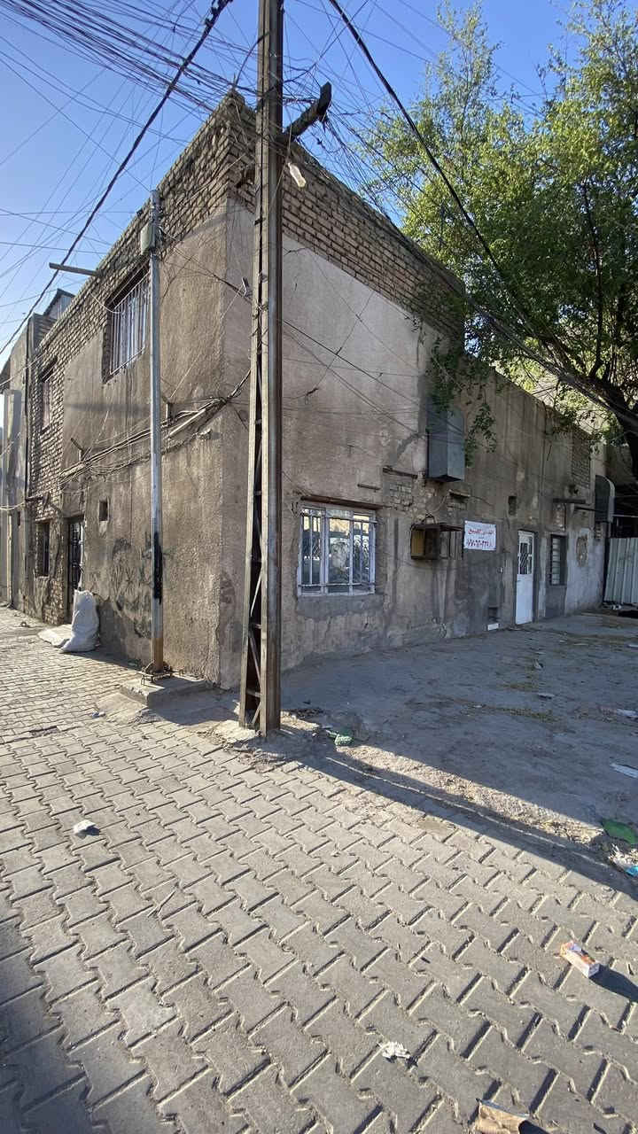 السلام عليكم بيت للبيع مساحة ١٠٠ نزال١٠ و واجهة ١٠ يحتوي على طابقين يحتوي طابق اول على استقبال و غرفتين و حمام و مطبخ و طابق ثاني غرفة و مخزن و سطح لا ستفسار على رقم +964 776 063 1975
