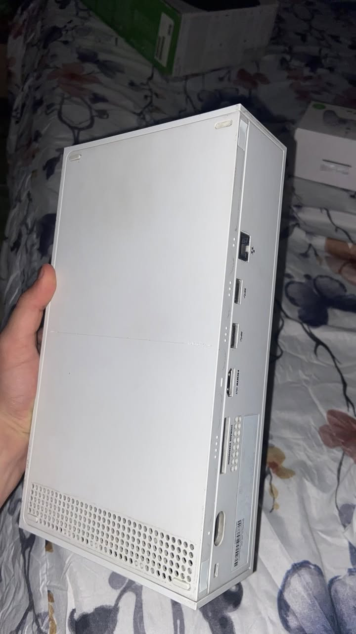 السلام عليكم 
XBOX SERIES S.  
للبيع
جهاز نضيف ما مفتوح 
جهاز سريع و سلس بل العاب 
مساحته  512GB SSD
120 FPS 4K 
تجي وياه يده وحده احترافيه GAMESIR G7 se
و تجي وياه واير الطاقه و واير الـHDMI
جهاز قوي و تجي وياه حساب بي GTA5
السعر 350 الف  او مراوس ببلي 5
*********** موجود واتساب
بغداد حي الجهاد الظباط
